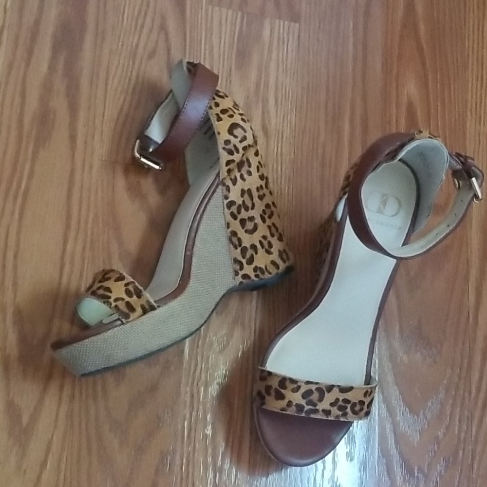Kelsi Dagger leopard wedge size 7